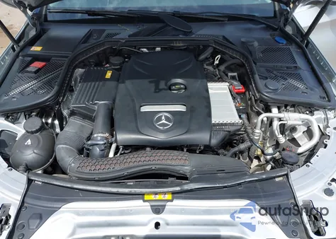 2015 Mercedes-Benz C 300 4Matic z USA, uszkodzony, nr VIN 55SWF4KB4FU021991